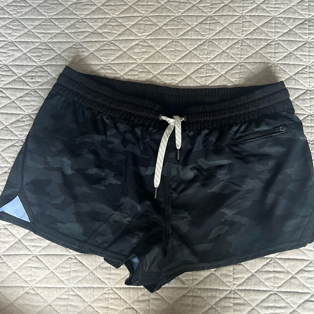 Vuori size large camo shorts